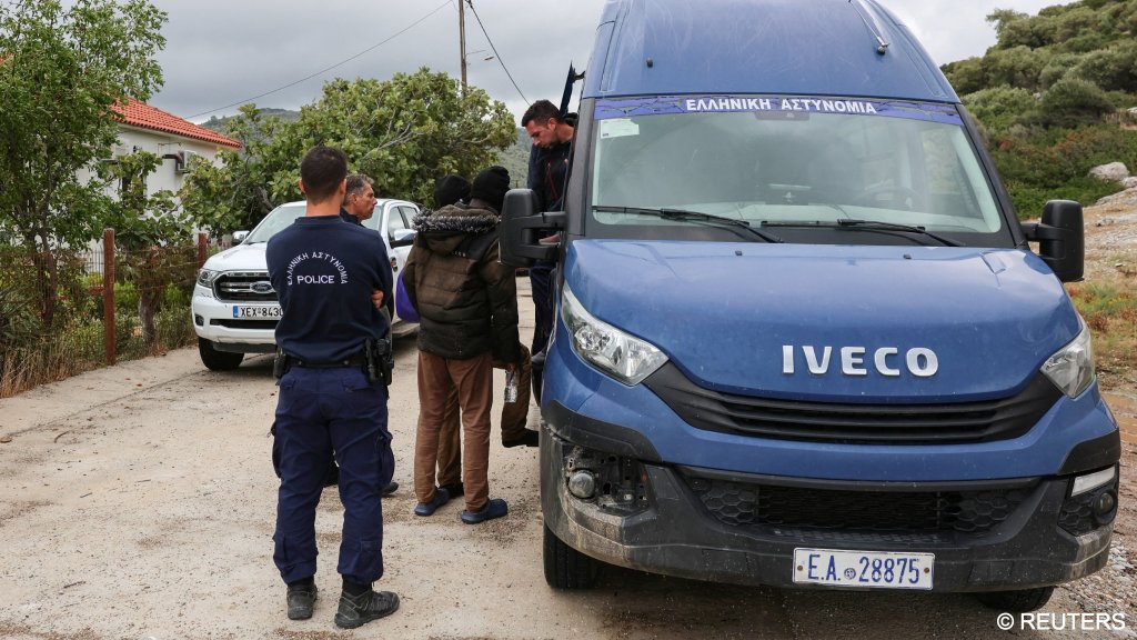 Migrants are seen boarding a police van after the rescue operation on Lesbos is called off | Photo: REUTERS/Elias Marcou