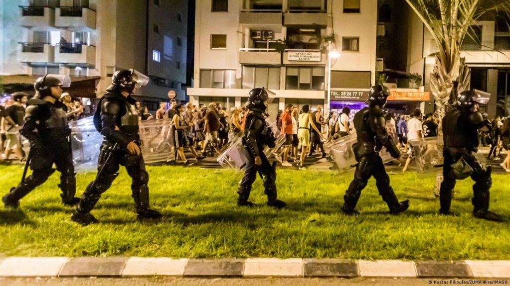 The evening after violent anti-migrant attacks in the city, people took to the streets of Limassol to protest fascism and right-wing extremism | Photo: Kostas Pikoulas / ZUMA Wire / IMAGO