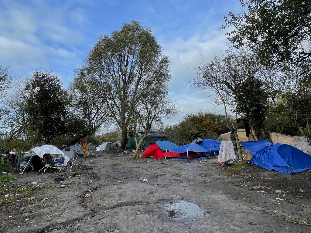 إحدى مساحات المخيم الجانبية. المصدر: مهاجرنيوز