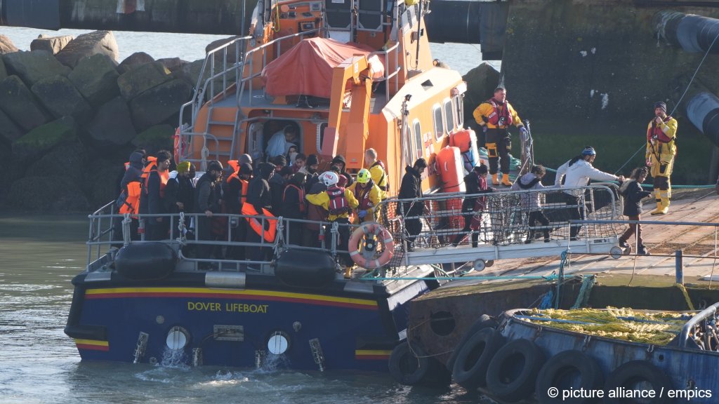 Here the UK's RNLI Lifeboat brings migrants into Ramsgate on the Kent coast in Britain on February 25, 2026  | Photo: Gareth Fuller/PA Wire