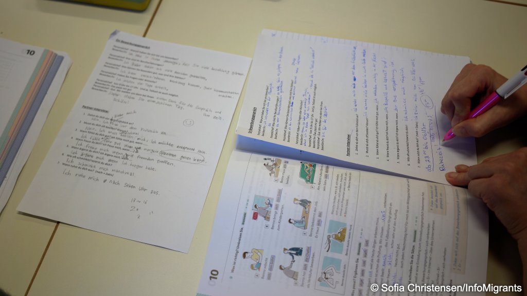 A student attending an integration course writes in a German exercise book during a lesson. Berlin, March 25, 2026 | Photo: Sofia Christensen / InfoMigrants