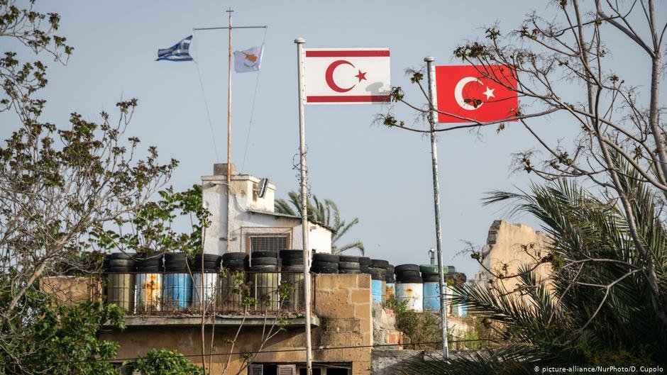 The Greek and Cypriot Republic flags across the separating Green Line in Nicosia from the Turkish and Turkish Cypriot flags | Photo: Picture-alliance/D.Cupolo