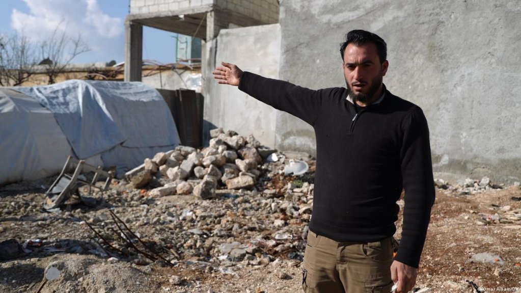 Abdul Razzaq Khaled Al-Sah had to borrow money to buy a tent since no organization was able to give him a temporary shelter after the earthquake. | Photo: Omar Albam/DW