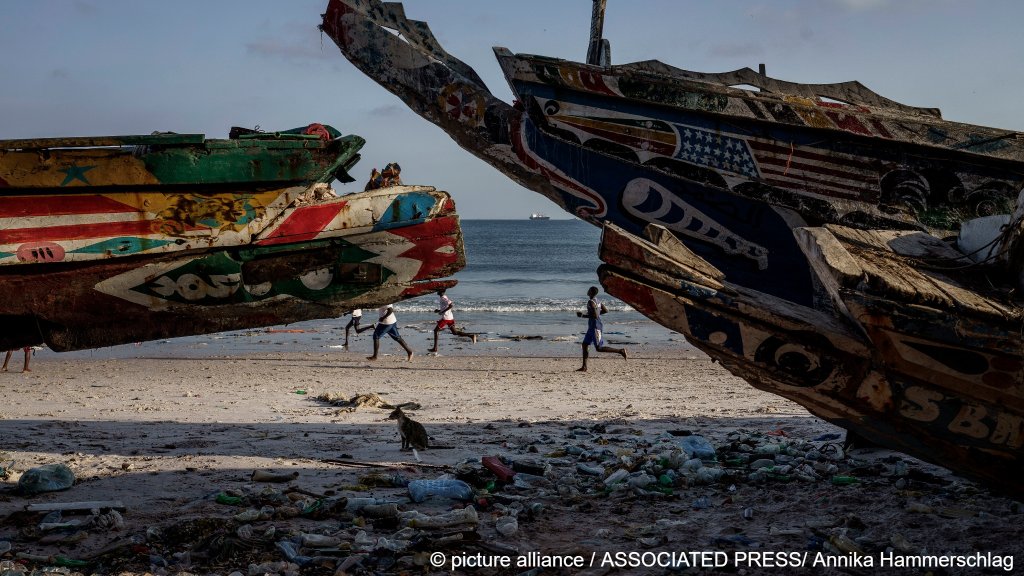 File photo: Most migrants travel on traditional wooden pirogues like these on the Atlantic route from the west coast of Africa towards the Spanish Canary Islands | Photo: Annika Hammerschlag / picture alliance