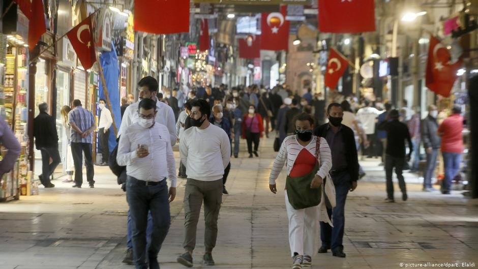 Life goes on for some at Istanbul's Grand Bazaar, but many foreign workers have been laid off | Photo: Picture-alliance/dpa/E.Elaldi
