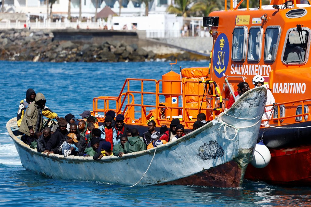 A boat carrying migrants is escorted by Spanish maritime rescue services at the port of Arguineguin, on the island of Gran Canaria, on January 29, 2025 | Photo: Reuters