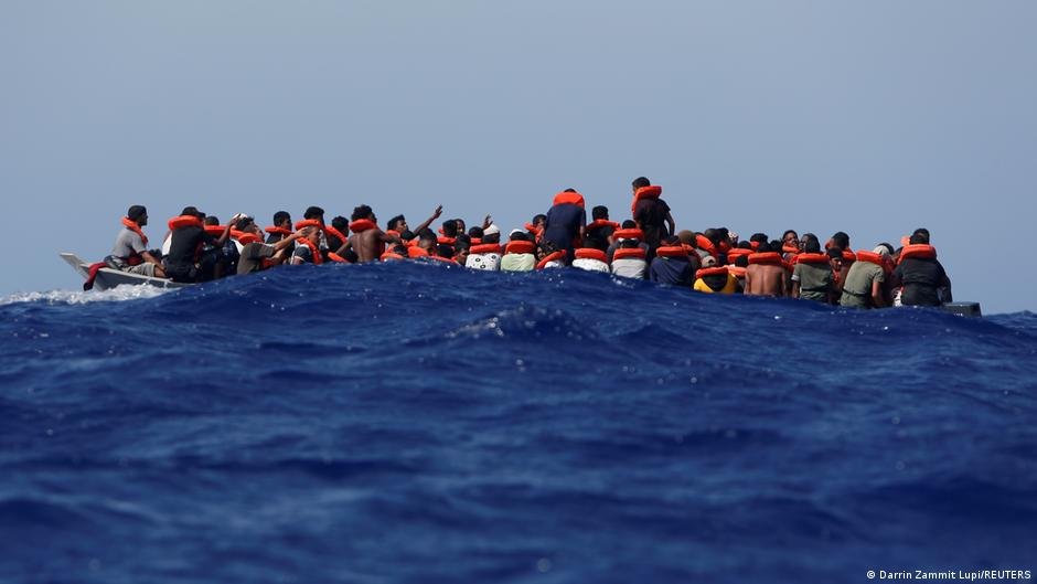 يفقد الكثير من المهاجرين بطريقة غير قانونية حياتهم أثناء رجلة الهجرة وخاصة عبر البحر