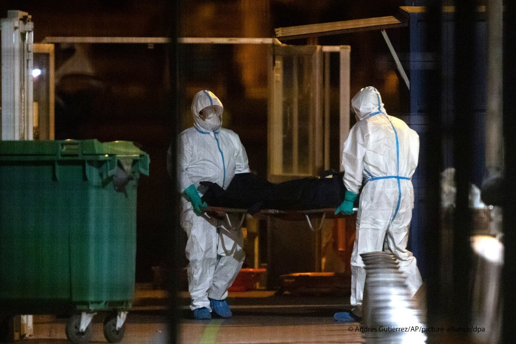 From file: Emergency services carry dead bodies of migrants after being recovered from a wooden boat at the port of Los Cristianos in the south of Tenerife, in the Canary Island, Spain, Wednesday, April 28, 2021 | Photo: Picture-alliance