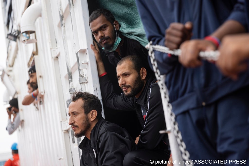 Waiting to disembark from the Ocean Viking in the port of Taranto, Italy, September 4, 2022 | Photo: Jeremias Gonzalez/picture alliance
