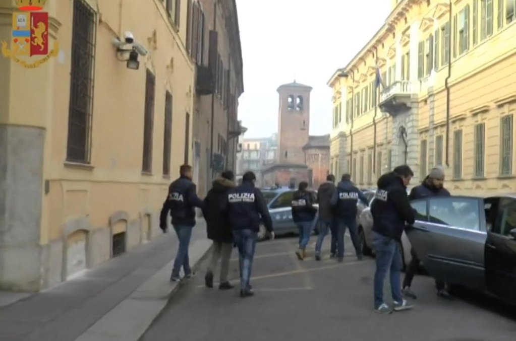 ANSA / لقطة من شريط فيديو عن عملية سابقة نفذتها الشرطة لإسقاط منظمة إجرامية تقوم بتشغيل واستغلال المهاجرين. المصدر: أنسا/ الشرطة الإيطالية / أرشيف