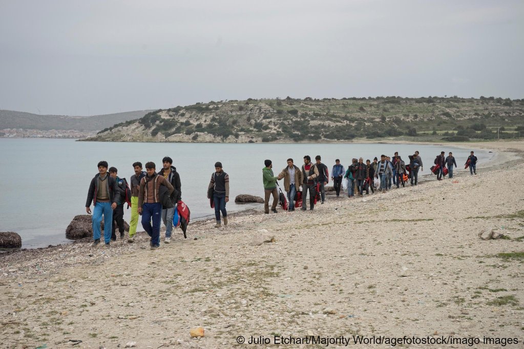 لاجئون من أفغانستان في طريقهم للقاء المهربين لنقلهم إلى اليونان في تشيشمي ، إزمير ، تركيا | الصورة: Imago 