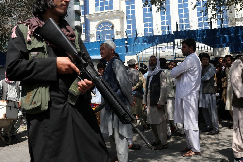 From file: A Taliban soldier stands guard as people queue outside a bank in Kabul, September 4, 2021 | Photo : Reuters