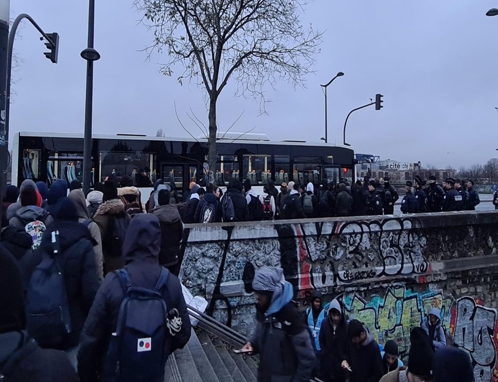 أخلت السلطات الفرنسية 100 مهاجر من مخيم عشوائي شمال باريس، يوم الثلاثاء 12 كانون الأول/ديسمبر 2023. المصدر: collectif Accès aux droits