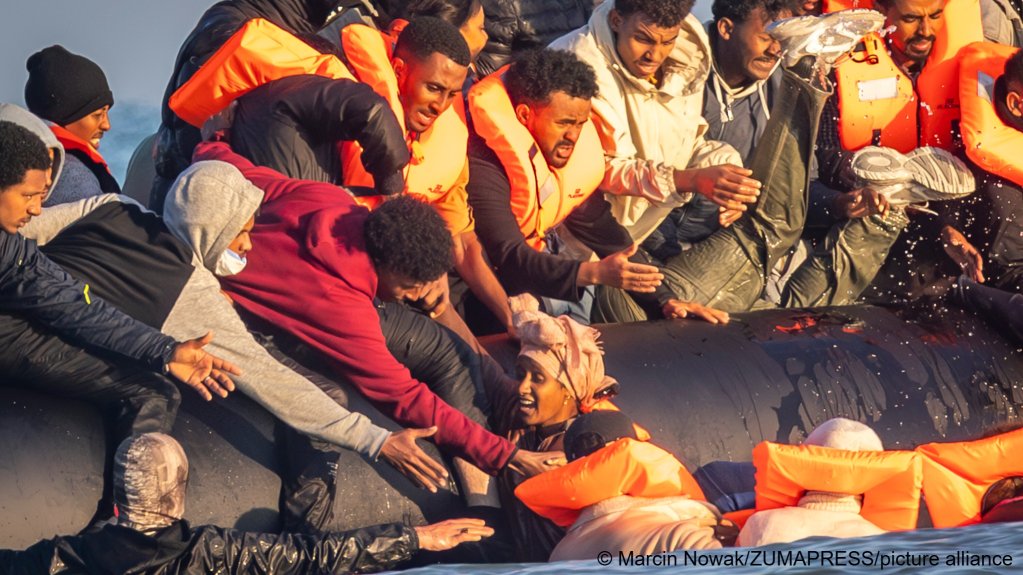 Migrants wade through the water at Gravelines beach in northern France as they attempt to cross the English Channel on an inflatable boat, September 27, 2025 | Photo: Marcin Nowak/picture-alliance