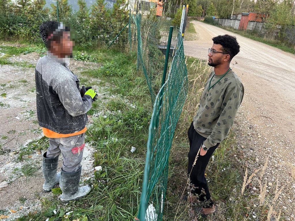 Saleh Othman (right) talking to one of his co-workers of Skonto Prefap manufacturing company in Salaspils near Riga, Latvia on September 30, 2024 | Photo: Benjamin Bathke/InfoMigrants