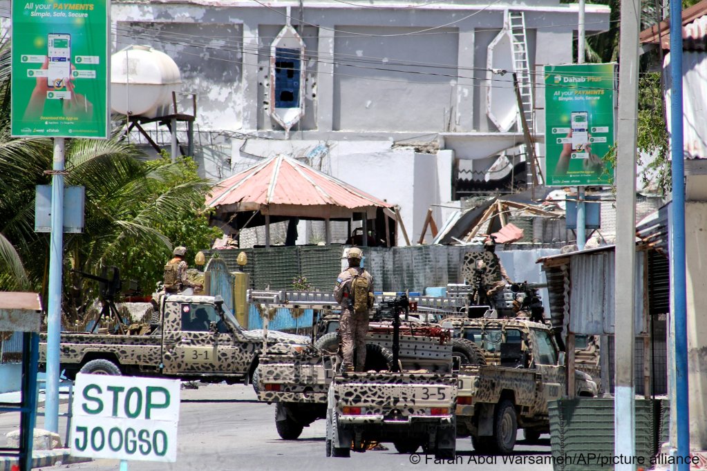 File photo: Somalia security officers patrol near the SYL hotel building which was attacked in March by al-Shabab Islamic extremist rebels in Mogadishu | Photo: Farah Abdi Warsameh/AP/picture alliance