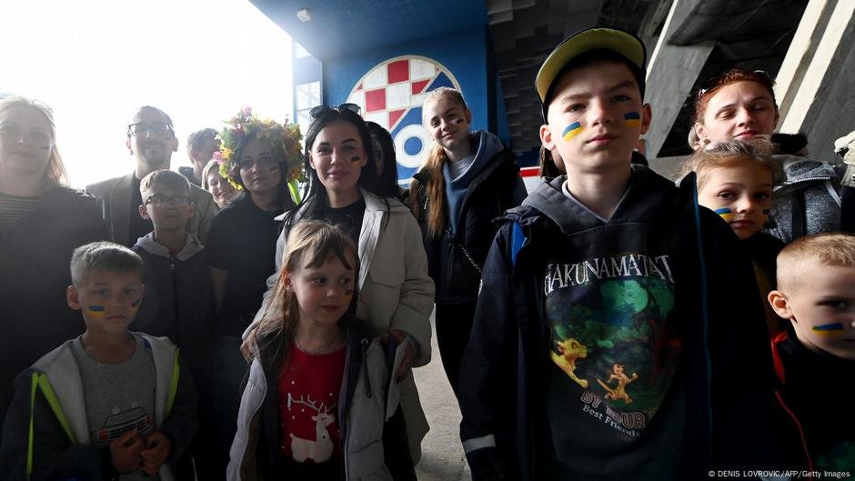 Ukrainian refugees attend a friendly between the soccer clubs Dinamo Zagreb (Croatia) and Dynamo Kyiv (Ukraine) in April 2022 | Photo: DENIS LOVROVIC/AFP/Getty Images