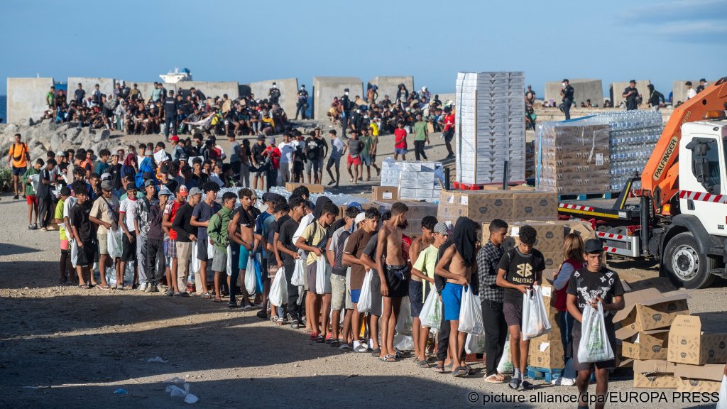 Migrants wait in line for food and other humanitarian aid, Ceuta, Spain, August 27, 2026 | Photo: picture-alliance