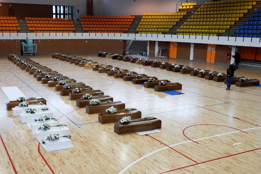 Des cercueils contenant les dépouilles de personnes mortes durant le naufrage du 26 février 2023, entreposés dans un gymnase de Crotone, en Italie. Crédit : Reuters