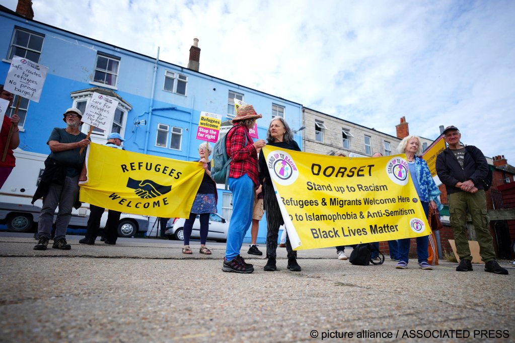 File photo: The UK government's plan to accommodate asylum seekers on barges as alternatives to hotels was met with protest by those for and against the measure | Photo: picture alliance