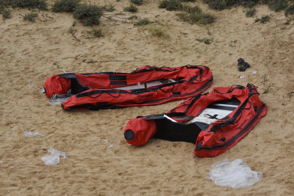 Des bateaux utilisés par des migrants por tenter de traverser la Manche, près de Calais, en septembre 2020. Crédit : Mehdi Chebil pour InfoMigrants.