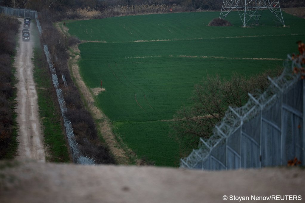 Bulgarian border police cars drive past a fence at the border between Bulgaria and Turkey, near Kapitan Andreevo, Bulgaria, February 29, 2024 | Photo: REUTERS/Stoyan Nenov