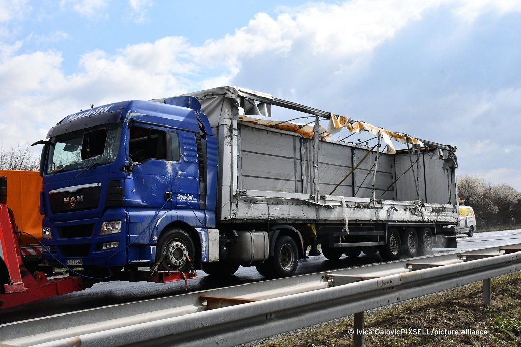 The damaged truck was towed away by the Croatian authorities following the crash | Photo: Ivica Galovic/PIXSELL/Picture-alliance