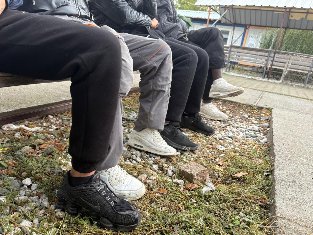 Raheem and his companions hesitate between returning to Greece or being transferred to Skopje as asylum seekers. Gevgelija, North Macedonia, October 2025| Photo: InfoMigrants