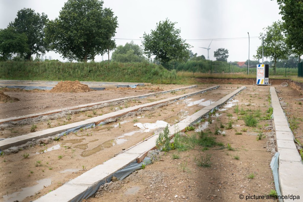 View of the fenced-in construction site for the new migrant shelter in Upahl | Photo: Frank Hormann/dpa/picture-alliance