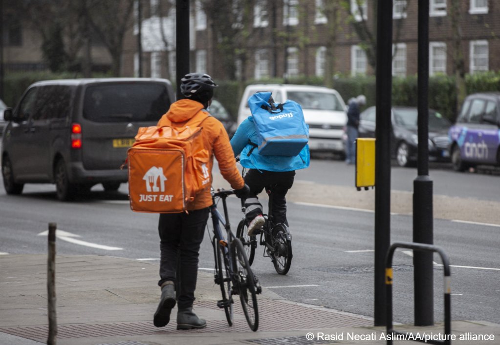 File photo: Rights groups have strongly criticized the deliberate exploitation of vulnerable workers by platform employers as a feature of Britain’s gig economy | Photo: Rasid Necati Aslim /Anadolu Agency