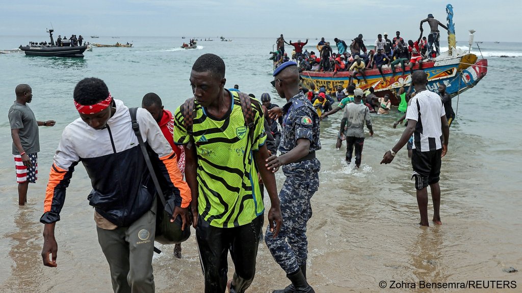 File photo: Migrants disembark from their boat in Dakar after being intercepted by Senegalese marine officials on September 16, 2025 | Photo: REUTERS/Zohra Bensemra