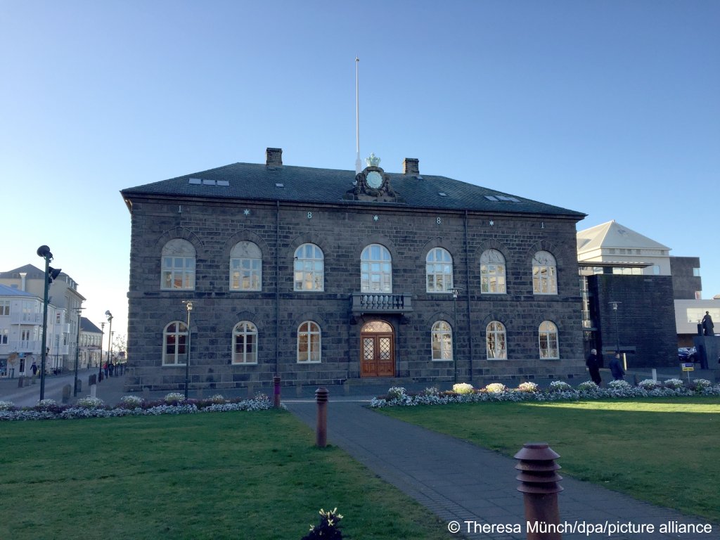 Protests were held outside Iceland's parliament, the Althing | Photo: Theresa Münch/dpa/picture-alliance