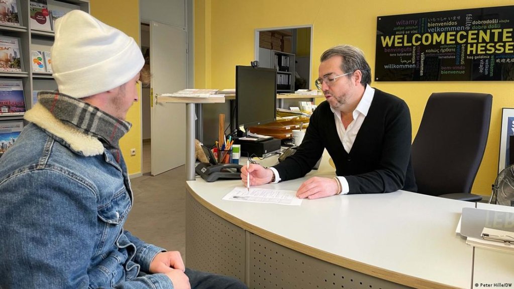 Alberto Coronado helps Adrian Oku to improve his application to find a job in Frankfurt | Photo: Peter Hille/DW