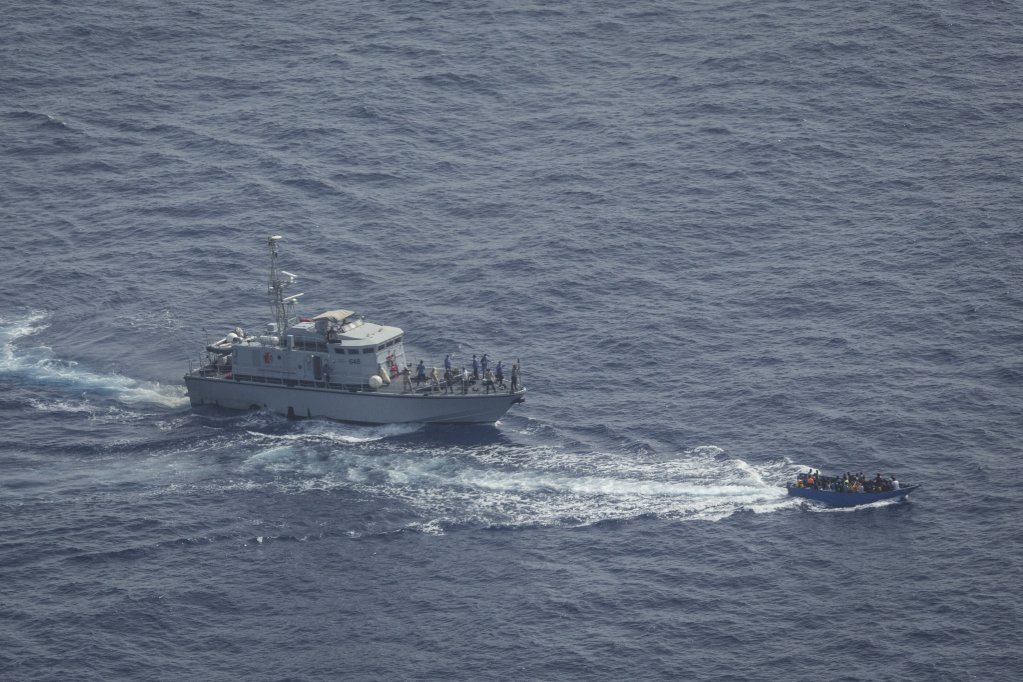 وقام الاتحاد الأوروبي بتدريب وتجهيز خفر السواحل الليبي منذ عام 2016 لاعتراض قوارب المهاجرين في البحر الأبيض المتوسط.  الصورة: سي ووتش