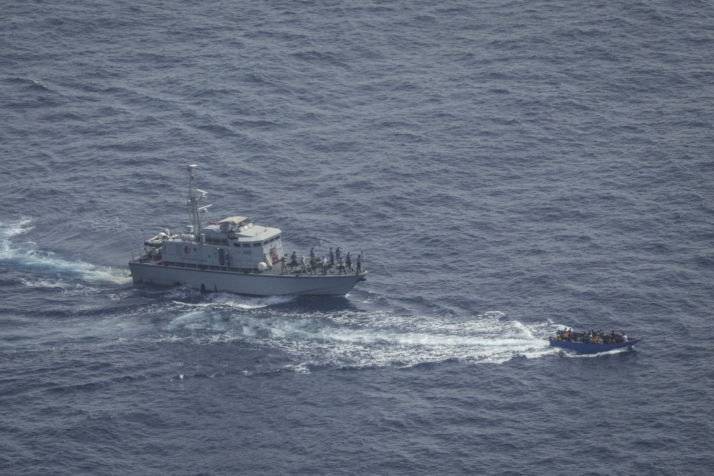 Les garde-côtes libyens tirent à balles réelles en direction d'un bateau de migrants, le 30 juin 2021. Crédits : Sea-Watch