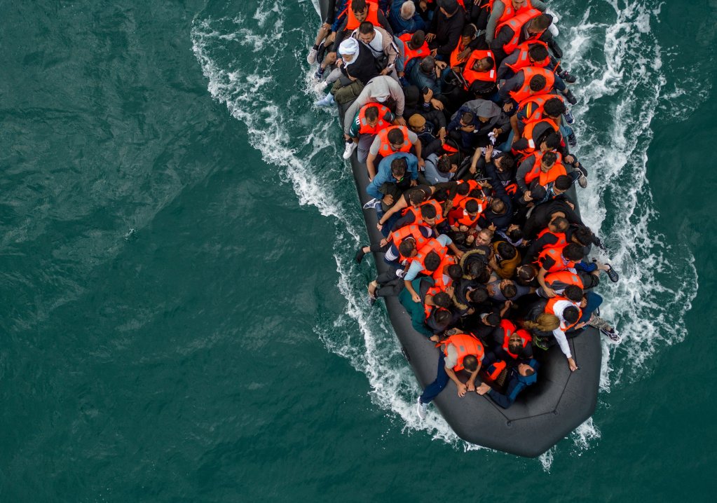 File photo: In this drone view an inflatable dinghy carrying migrants makes its way towards England in the English Channel | Photo: Chris J. Ratcliffe / Reuters