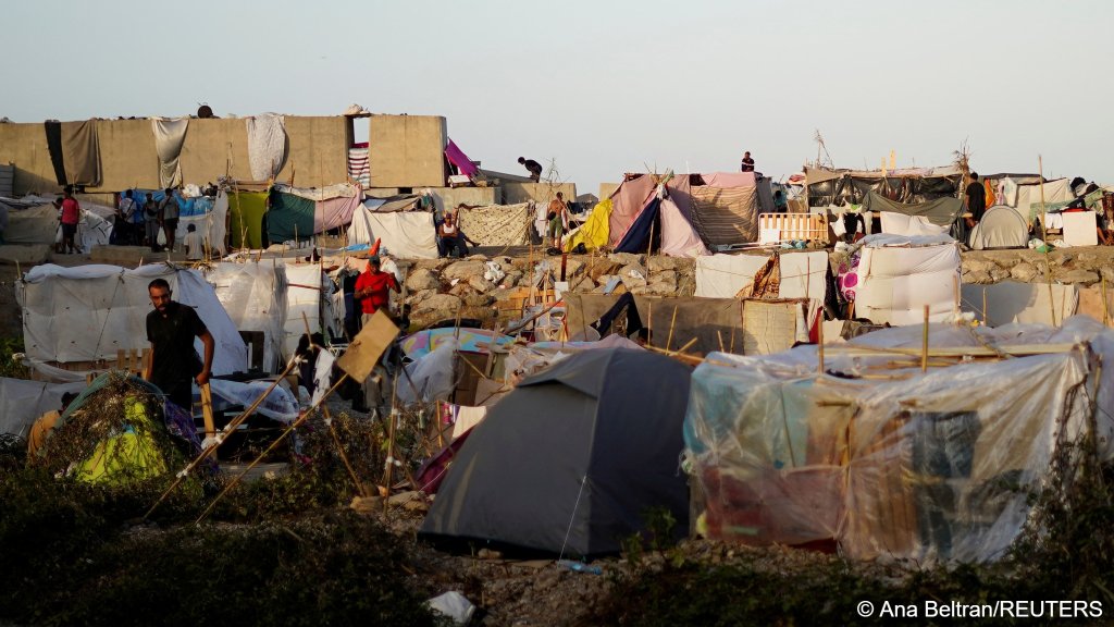 People stay at a settlement in Benitez Beach, created after the mass crossing of migrants from Morocco, in Ceuta, Spain on September 13, 2026 | Photo: Ana Beltran/Reuters