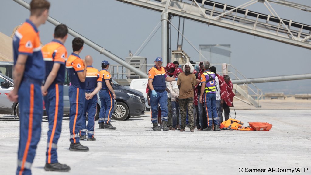 French officials said they initially did not want to force those on board to transfer to rescue vessels because of the risks involved, but decided to intervene after the fire quickly took over the boat | Photo: Sameer Al-Doumy / AFP