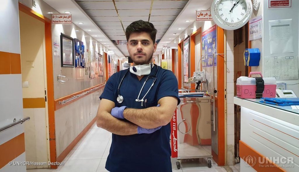 اللاجئ العراقي محيمان يعمل ممرضا في الخطوط الأمامية بلقسم طوارئ فيروس كورونا في إيران | الصورة: المفوضية / حسام دزفولي