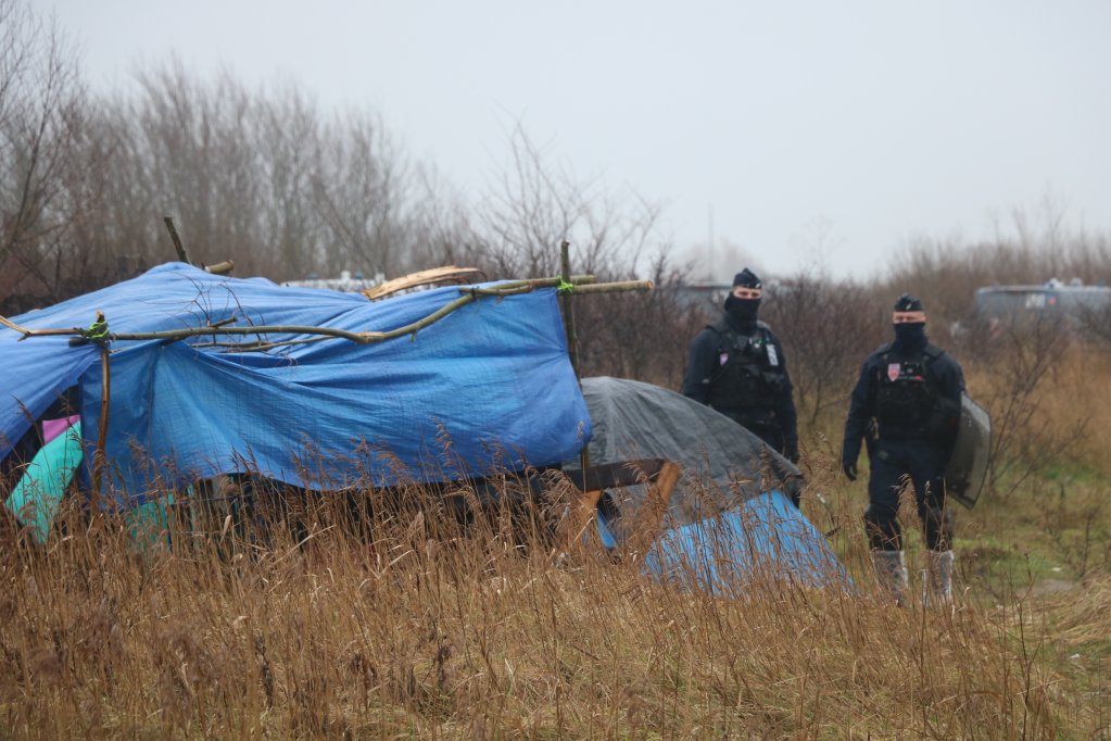 Les autorités ont démantelé une partie du campement du Virval, à Calais, le 11 février 2026. Crédit : HRO