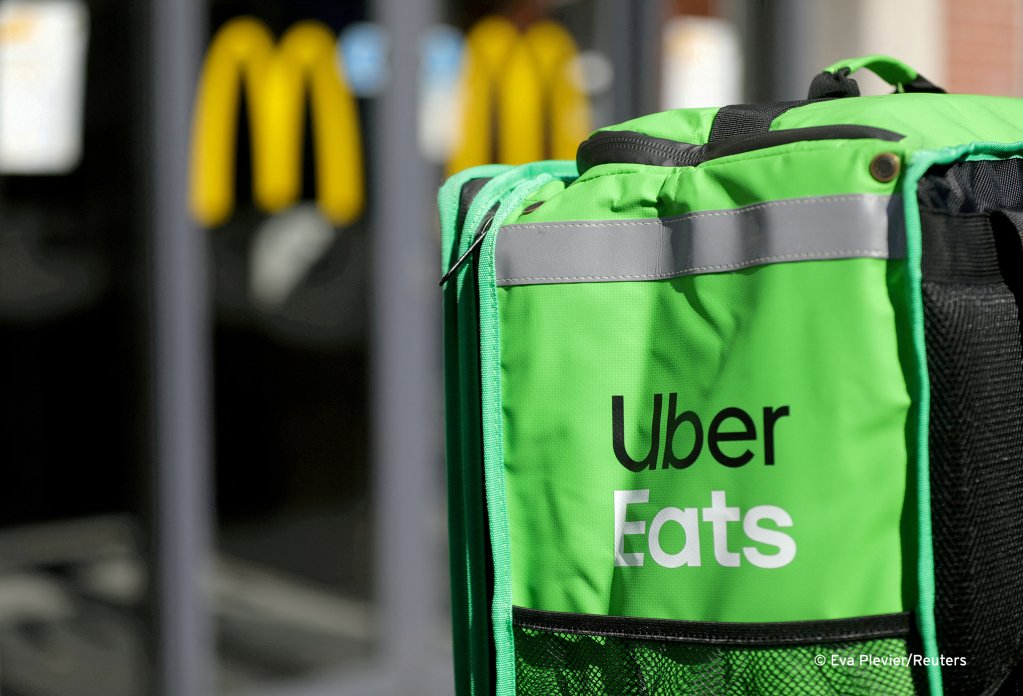 File photo for illustration: An Uber Eats delivery bag. Many delivery companies have been investigated for illegal work | Photo: REUTERS/Eva Plevier/File Photo