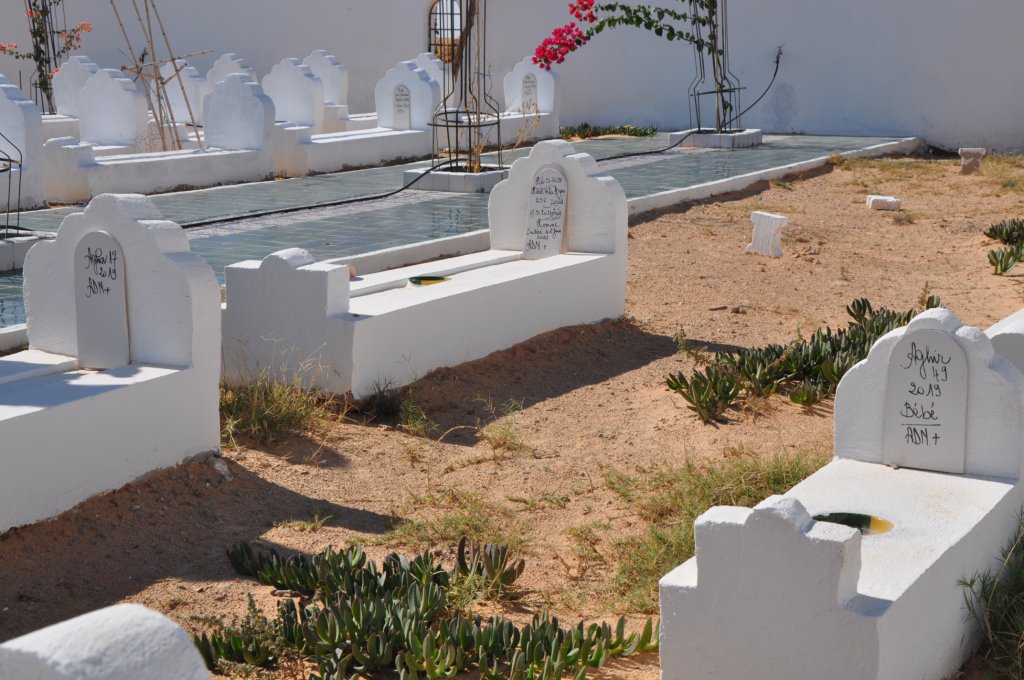 أطفال ونساء وشباب دُفنوا في "حديقة أفريقيا" جنوب تونس. الصورة: دانا البوز / مهاجرنيوز