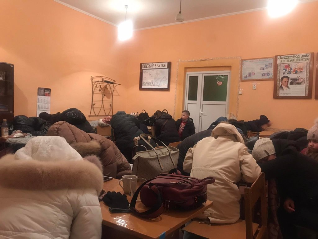 عبور از مرز اوکراین: مهاجران شب را در یک مکتبی در نزدیک مرز با پولند سپری کردند. عکس: الهه عظیمی