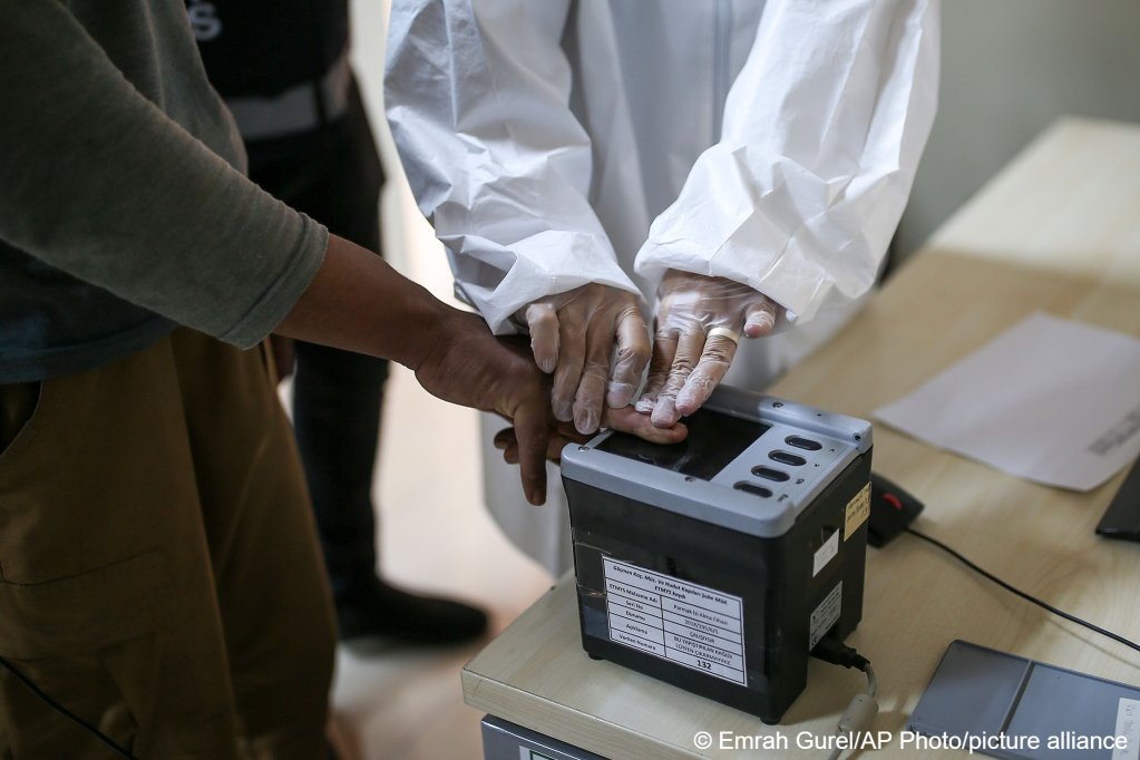 Impressões digitais de um migrante em um centro de deportação na cidade turca de Van, que faz fronteira com o Irã, Turquia, 22 de agosto de 2021 |  Foto: Emrah Gürel/imagem aliança