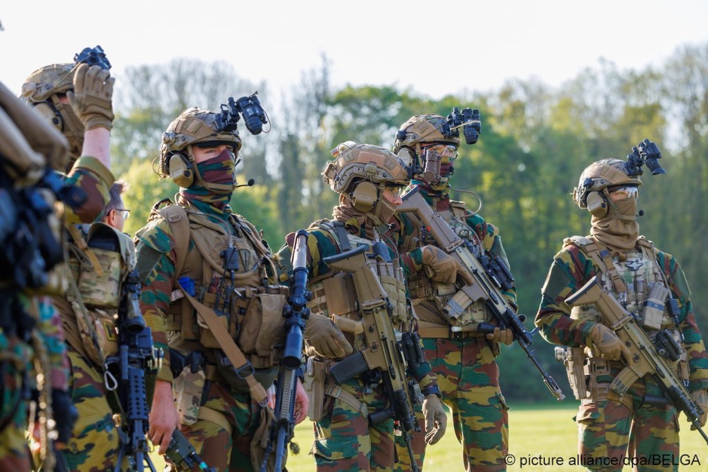 شمار سربازان اردوی بلژیک با حدود ۲۵ هزار تن بسیار کمتر از شمار پناهجویان و مهاجران در این کشور است.عکس: پکچرالیانس