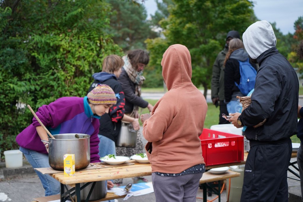 Activists distribute a cooked meal to people staying at the Eisenhüttenstadt reception center | Photo: Sofia Christensen 