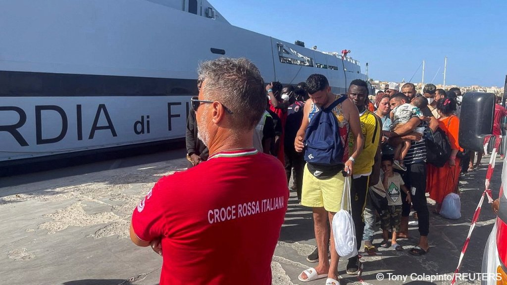 From file: The Italian Red Cross now manages the migrant reception situation on Lampedusa | Photo: Reuters/Tony Colapinto