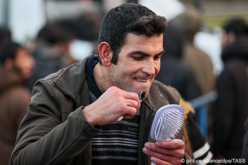 A migrant is seen at the Bruzgi transport and logistics center located some 1.5 km from the Belarusian-Polish border on November 22, 2021 | Photo: Sergei Bobylev/TASS/dpa/picture-alliance