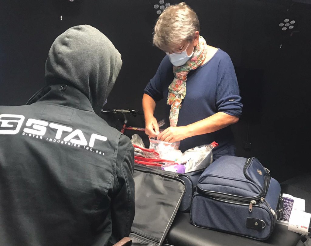 La médecin Frédérique donne des médicaments à un migrant malade. Crédit : InfoMigrants