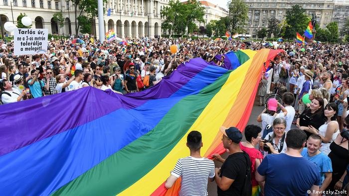 Demonstrations against homophobia like this one held in the Hungarian capital Budapest in June 2021 highlight the fact that the country actually lags behind on equal rights | Photo: Reviczky Zsolt via DW